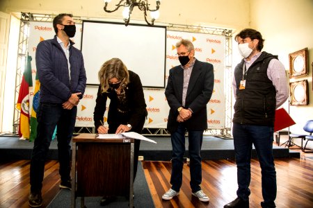 26.04.2021 - Prefeita Paula Mascarenhas realiza assinatura da ordem de serviços das ruas Arthur Hameister e Manoel Lucas Lima, com emendas do deputado federal Daniel Trzeciak - Foto: Gustavo Vara