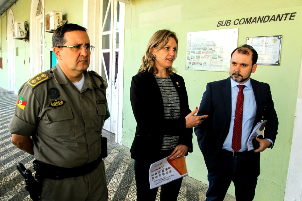 16.05.2018 - Prefeita Paula Mascarenhas, o Sub Comandante da Brigada Militar do RS e o chefe da Polícia Civil estadual durante o anúncio de reforço na segurança e policiamento - Foto: Gustavo Vara