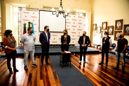 26.04.2021 - Prefeita Paula Mascarenhas realiza assinatura da ordem de serviços das ruas Arthur Hameister e Manoel Lucas Lima, com emendas do deputado federal Daniel Trzeciak - Foto: Gustavo Vara