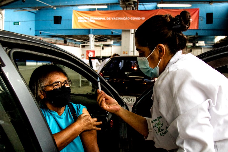 27.03.2021 - Drive-thru para 1ª dose dos idosos com 73 anos - Foto: Michel Corvello
