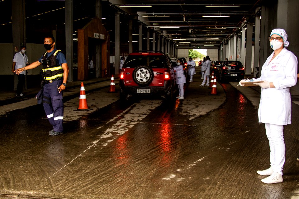 28.03.2021 - Drive-thru para 1ª dose dos idosos com 72 anos - Foto Michel Corvello