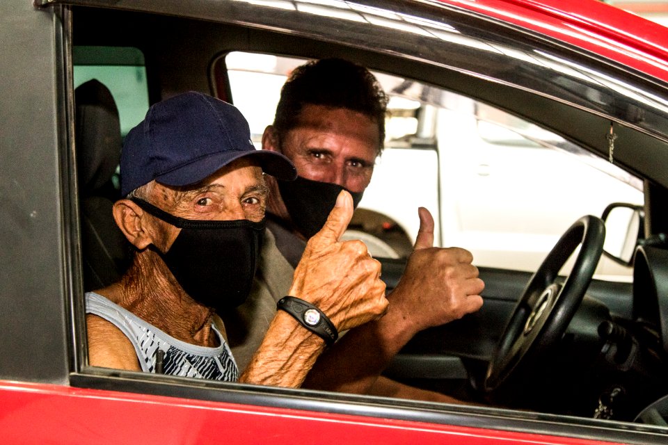 16.04.2021 - Drive-thru para 2ª dose de idosos com 77 anos - Foto Michel Corvello