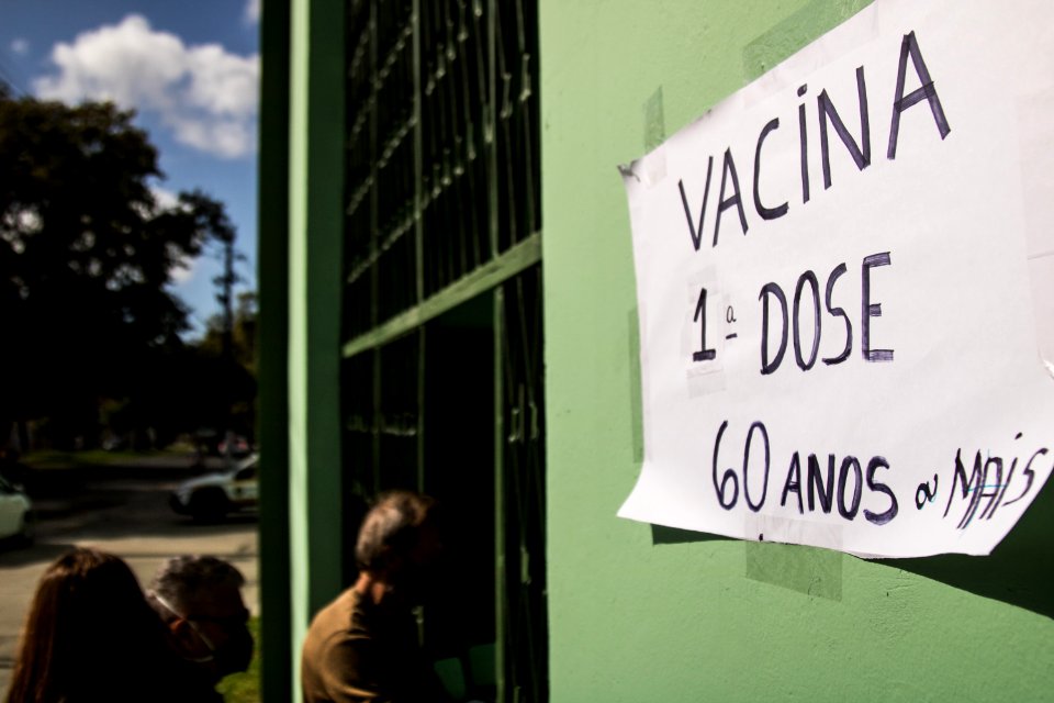22.04.2021 - Drive para 2ª dose dos idosos de 75 anos e escolas para idosos de 60 anos - Foto Michel Corvello