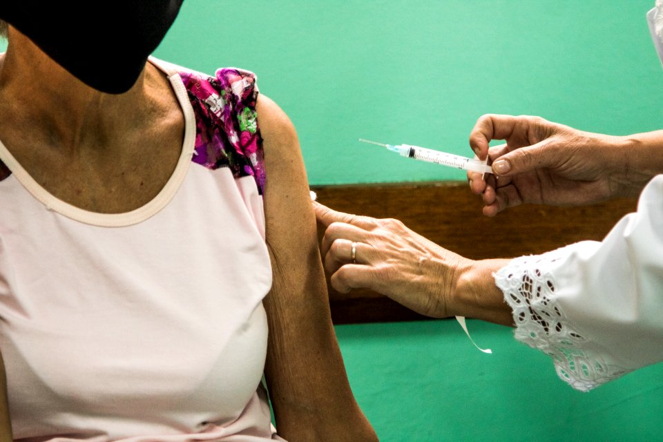 09.04.2021 - Vacinação de idosos com 65 anos nas escolas - Foto Michel Corvello