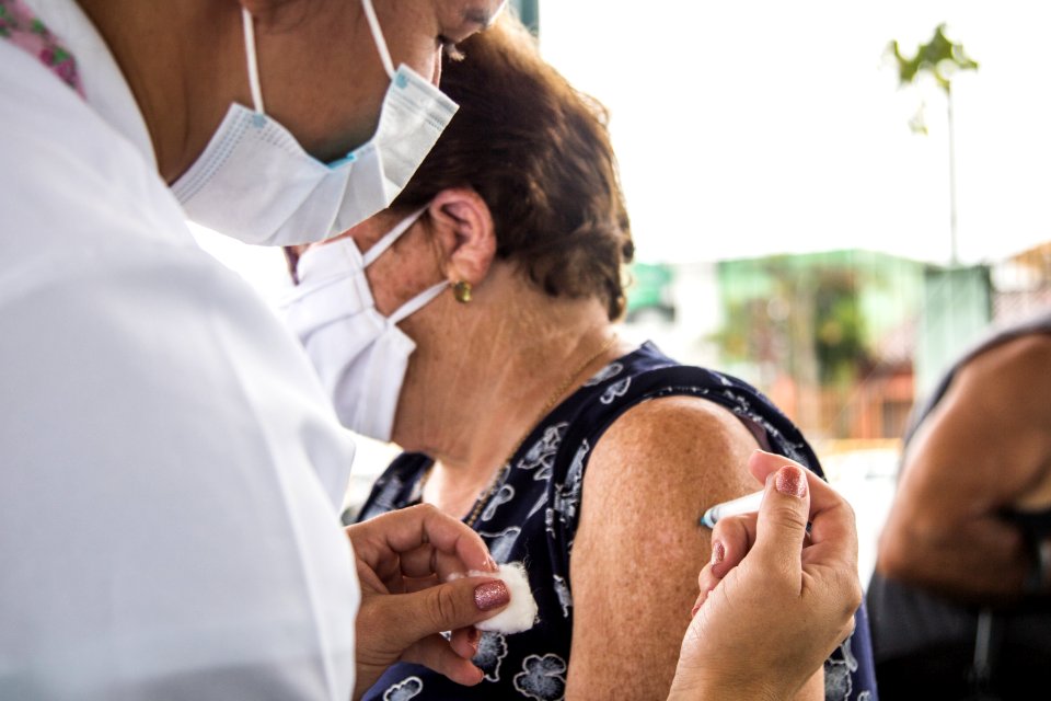26.03.2021 - Vacinação dos idosos com 74 anos nas escolas - Foto Michel Corvello