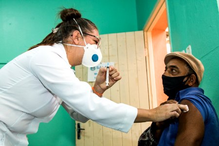 15.04.2021 - Vacinação dos idosos de 61 anos nas escolas - Foto Michel Corvello