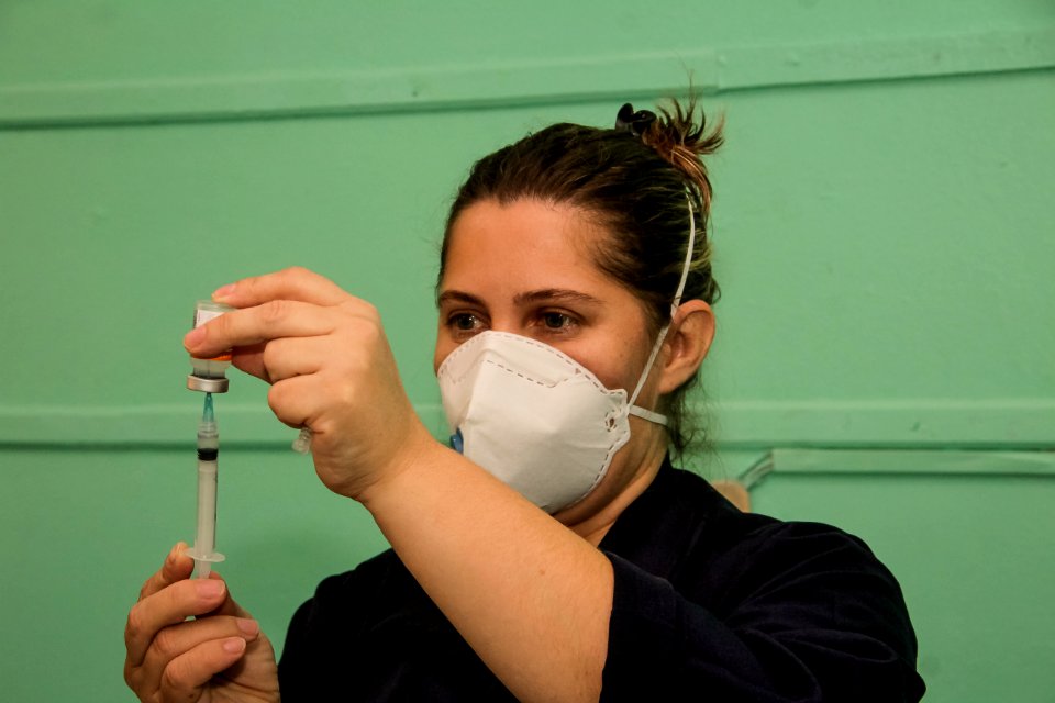 12.04.2021 Vacinação de idosos com 64 anos nas escolas Foto Rodrigo Chagas