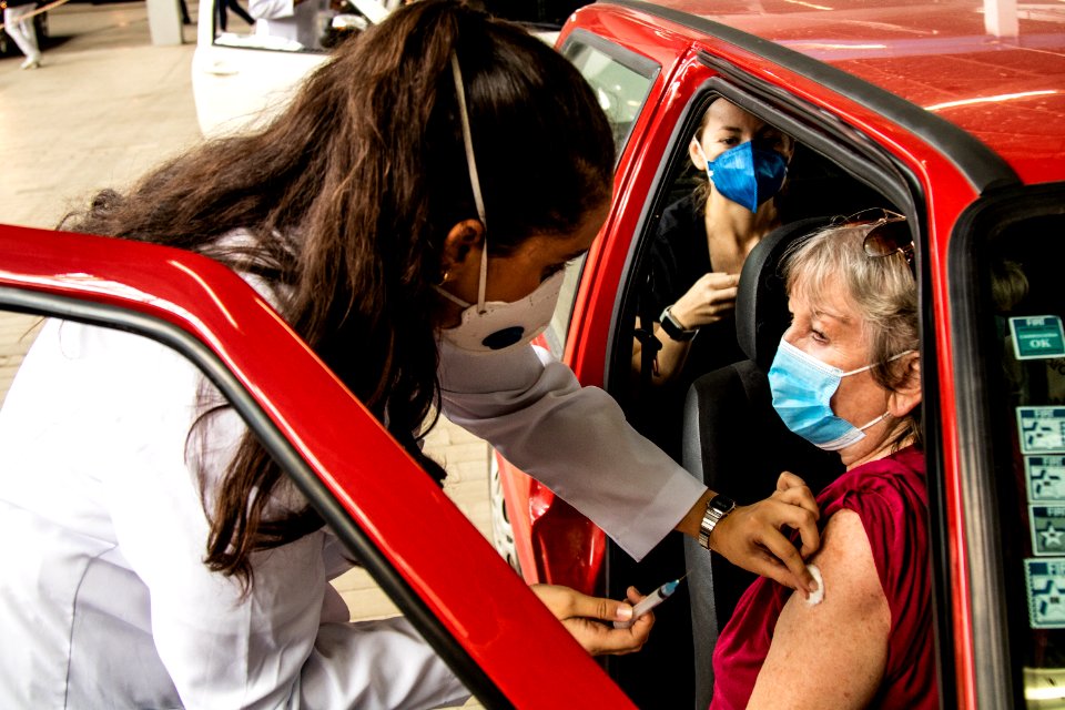 27.03.2021 - Drive-thru para 1ª dose dos idosos com 73 anos - Foto: Michel Corvello