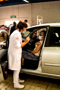 27.03.2021 - Drive-thru para 1ª dose dos idosos com 73 anos - Foto: Michel Corvello