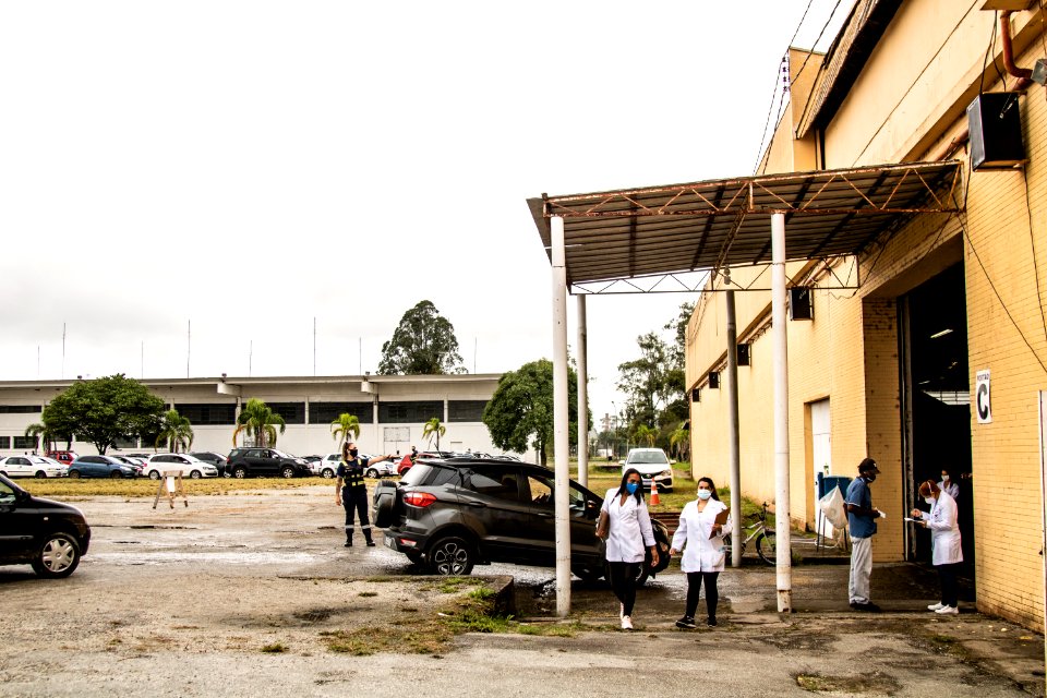 28.03.2021 - Drive-thru para 1ª dose dos idosos com 72 anos - Foto Michel Corvello