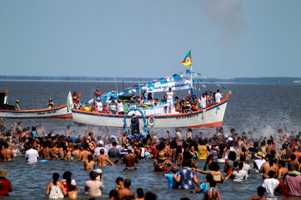02.02.2018 - Encontro de Iemanjá e Nossa Senhora dos Navegantes nas águas da Lagoa dos Patos emociona os fiéis que comparecem em grande número no Balneário dos Prazeres - Foto: Gustavo Vara