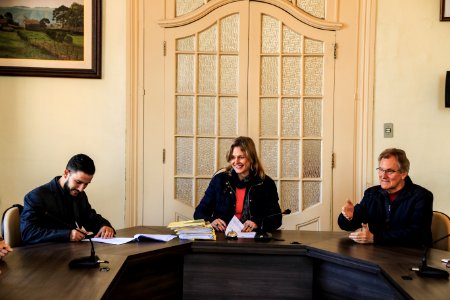 25.05.2018 - Prefeita Paula Mascarenhas e o vice Idemar Barz durante assinatura do contrato de execução de reforma e ampliação da Unidade Básica de Saúde Getúlio Vargas com a empresa Modelar Engenharia - Foto: Gustavo Vara