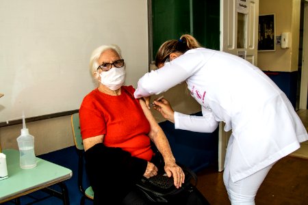 24.03.2021 - Vacinação dos idosos com 76 anos nas escolas - Foto Michel Corvello