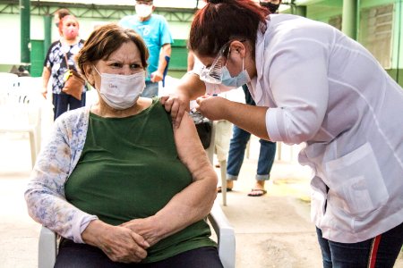 26.03.2021 - Vacinação dos idosos com 74 anos nas escolas - Foto Michel Corvello