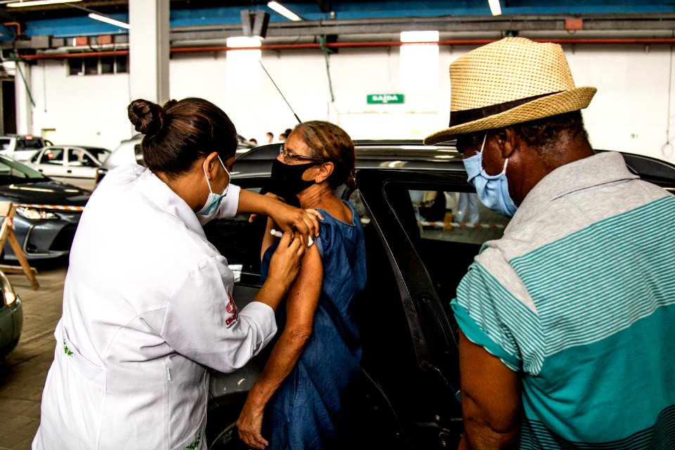27.03.2021 - Drive-thru para 1ª dose dos idosos com 73 anos - Foto: Michel Corvello