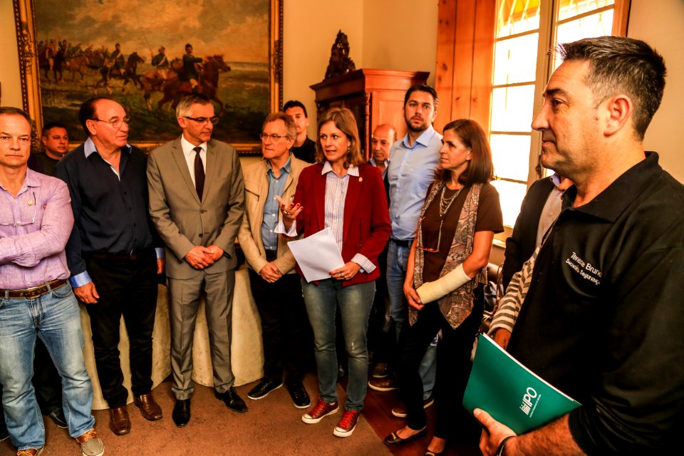 30.11.2017 - Prefeita Paula Mascarenhas na entrega e apresentação do código de convivência aos vereadores