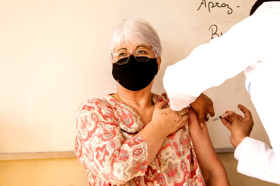 14.04.2021 Vacinação de idosos com 62 anos nas escolas e 2ª dose para idosos de 79 anos no drive Foto Rodrigo Chagas