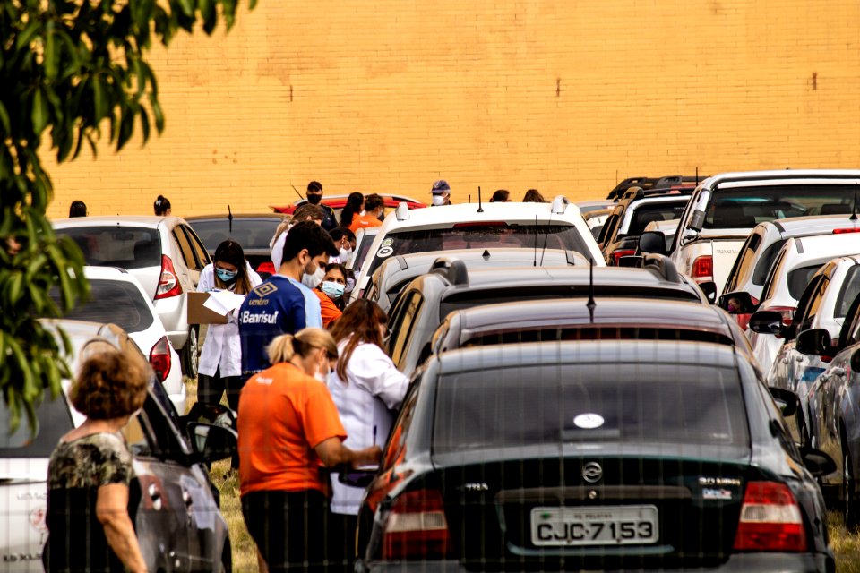 14.03.2021 - Drive-thru para vacinação de idosos com 79 anos - Foto Michel Corvello