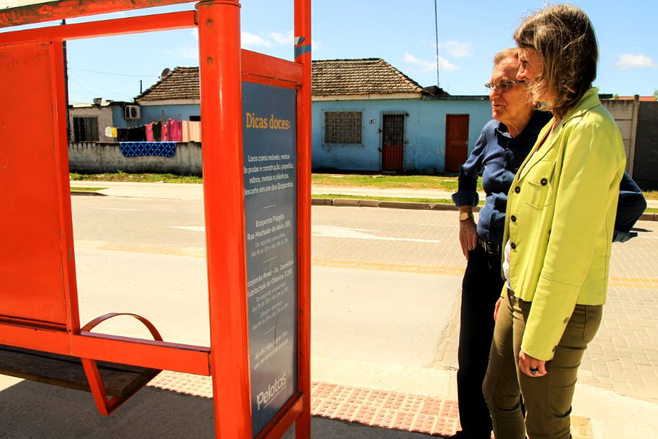 07.12.2017 - Prefeita Paula Mascarenhas e o vice Idemar Barz durante entrega das Ruas 04 e 29 do Bairro Dunas