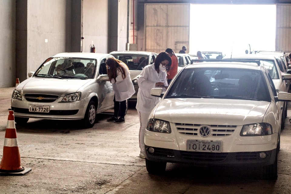 14.03.2021 - Drive-thru para vacinação de idosos com 79 anos - Foto Michel Corvello