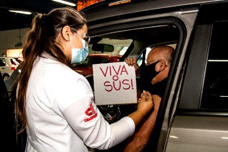 28.03.2021 - Drive-thru para 1ª dose dos idosos com 72 anos - Foto Michel Corvello