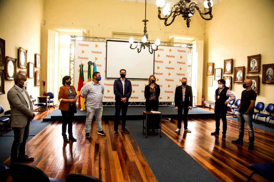 26.04.2021 - Prefeita Paula Mascarenhas realiza assinatura da ordem de serviços das ruas Arthur Hameister e Manoel Lucas Lima, com emendas do deputado federal Daniel Trzeciak - Foto: Gustavo Vara