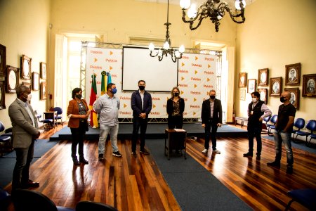 26.04.2021 - Prefeita Paula Mascarenhas realiza assinatura da ordem de serviços das ruas Arthur Hameister e Manoel Lucas Lima, com emendas do deputado federal Daniel Trzeciak - Foto: Gustavo Vara
