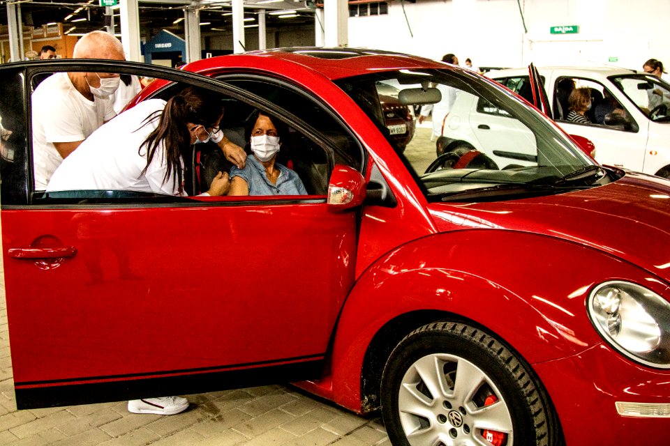 28.03.2021 - Drive-thru para 1ª dose dos idosos com 72 anos - Foto Michel Corvello