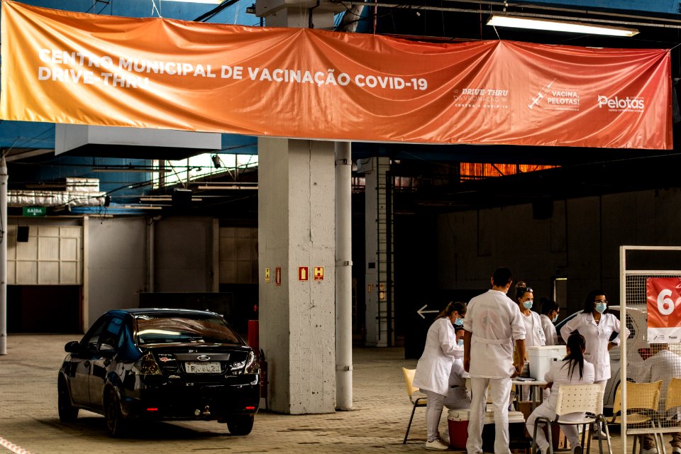 28.03.2021 - Drive-thru para 1ª dose dos idosos com 72 anos - Foto Michel Corvello
