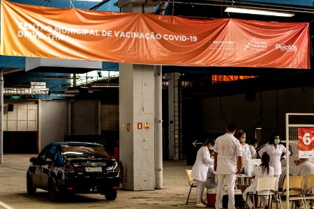 28.03.2021 - Drive-thru para 1ª dose dos idosos com 72 anos - Foto Michel Corvello