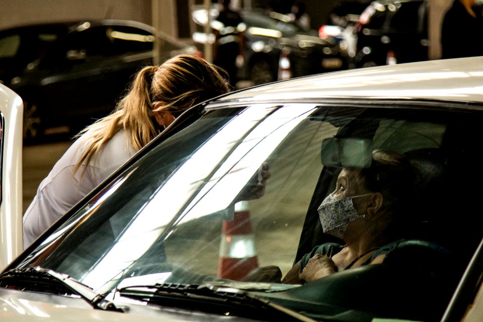 28.03.2021 - Drive-thru para 1ª dose dos idosos com 72 anos - Foto Michel Corvello