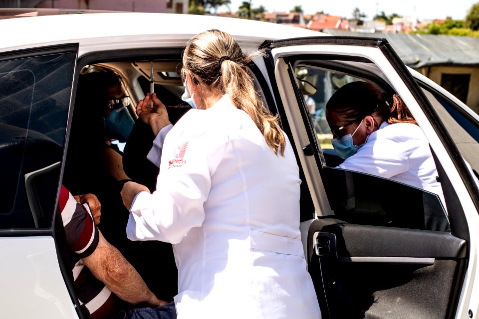 13.03.2021 - Prefeita Paula Mascarenhas visita a vacinação via drive-thru para 2ª dose de idosos com 85+ - Foto Michel Corvello