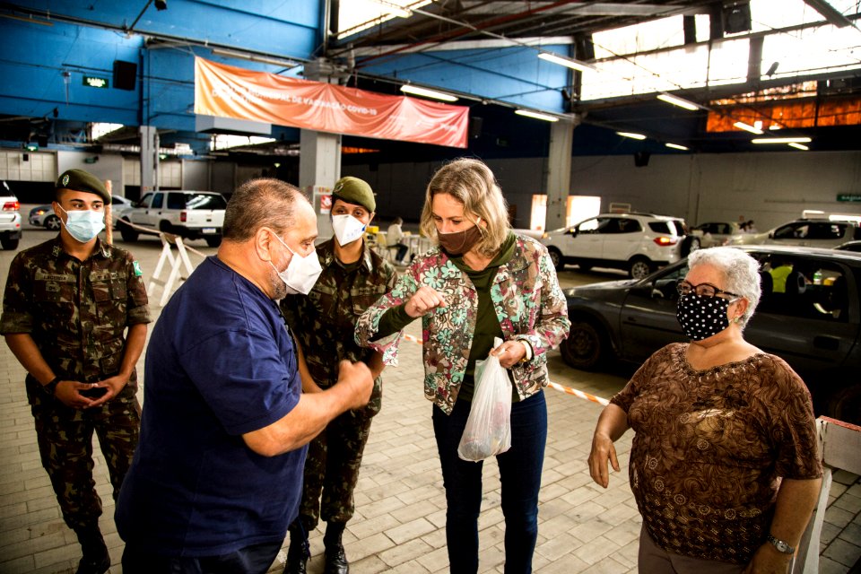 02.04.2021 - Drive-thru para 1ª dose dos idosos com 67+ anos - Foto: Gustavo Vara