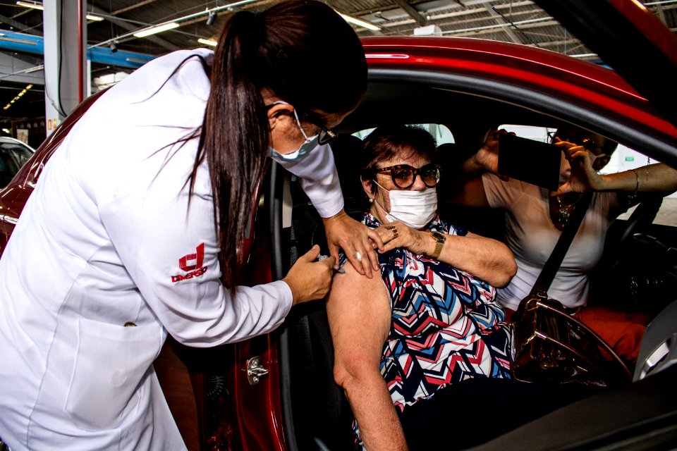 22.03.2021 - Drive-thru para idosos com 75 anos ou mais - Foto Michel Corvello