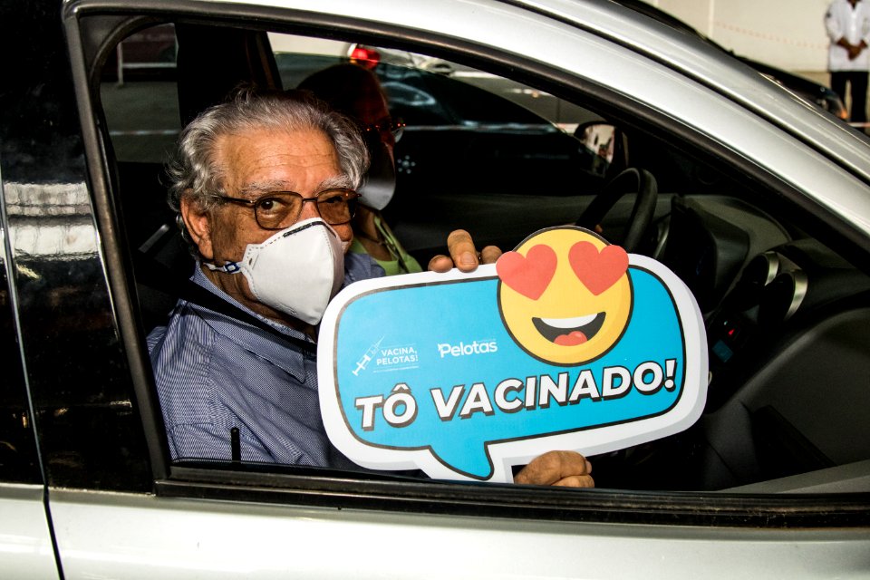 16.04.2021 - Drive-thru para 2ª dose de idosos com 77 anos - Foto Michel Corvello