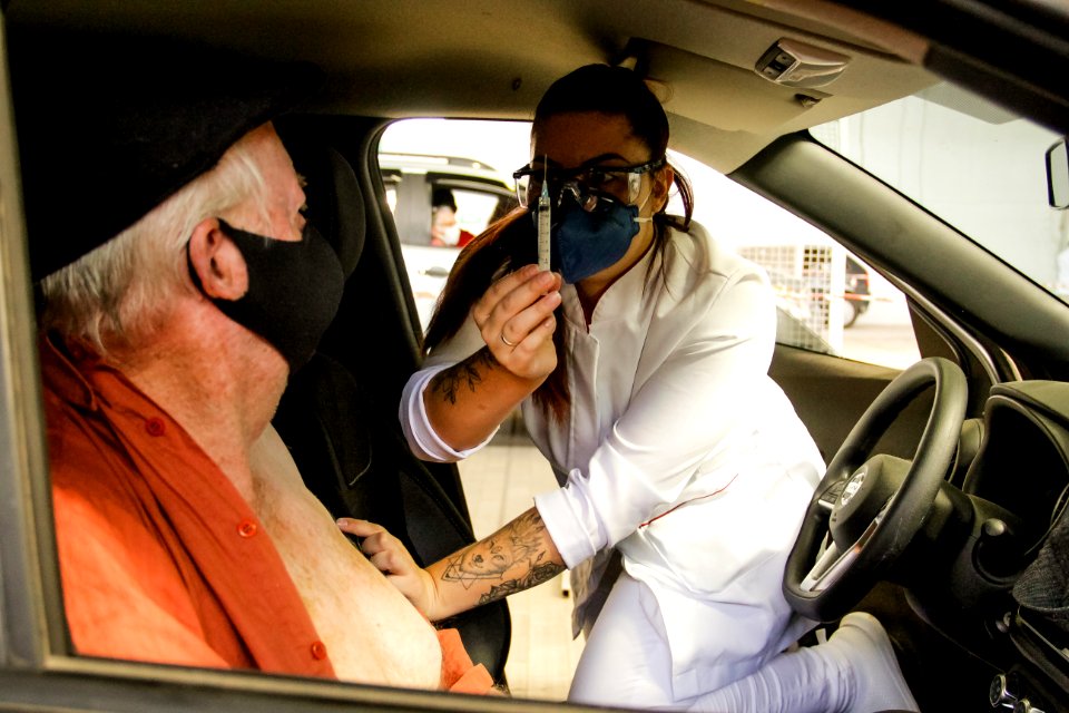 20.03.2021 Drive-thru para 1° dose dos idosos com 76 anos Foto Rodrigo Chagas