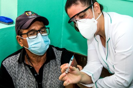 15.04.2021 - Vacinação dos idosos de 61 anos nas escolas - Foto Michel Corvello