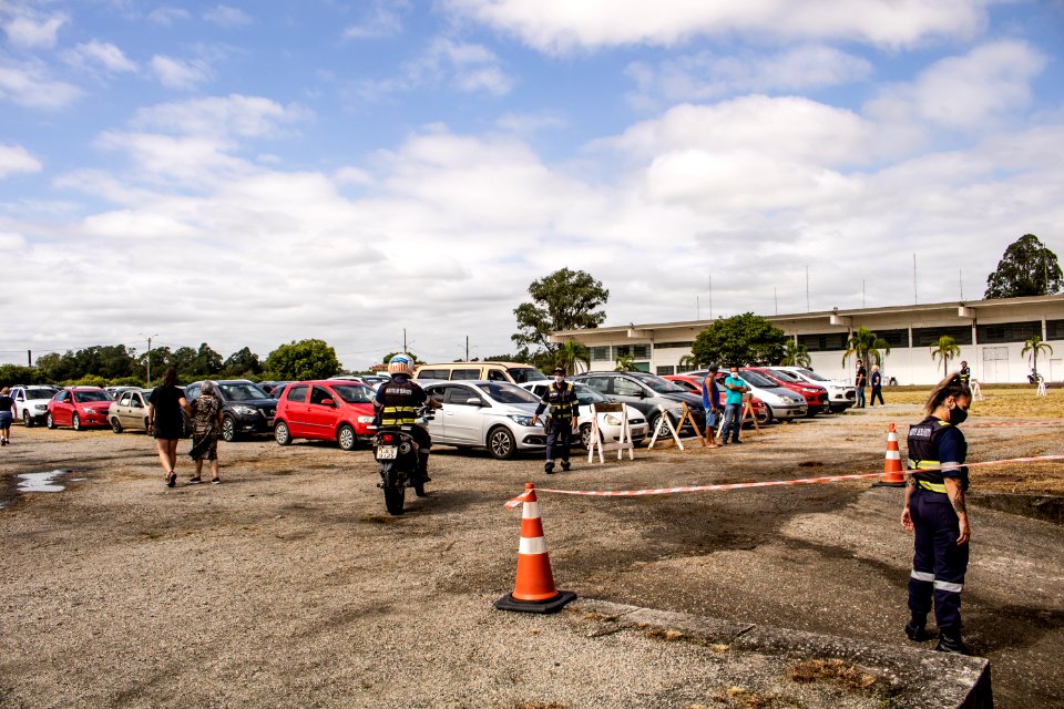 14.03.2021 - Drive-thru para vacinação de idosos com 79 anos - Foto Michel Corvello