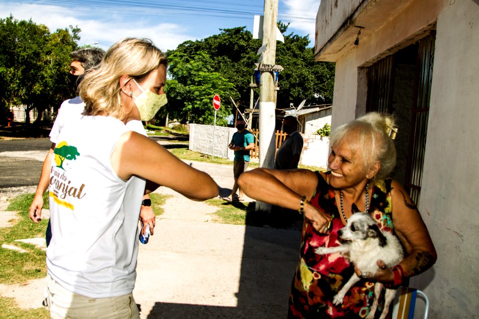 23.01.2021 - Prefeita Paula Mascarenhas em visita às obras de pavimentação e sinalização da avenida Pernambuco, no Barro Duro, acompanhada dos deputados Daniel Trzeciak e Luiz Henrique Viana - Foto: Gustavo Vara