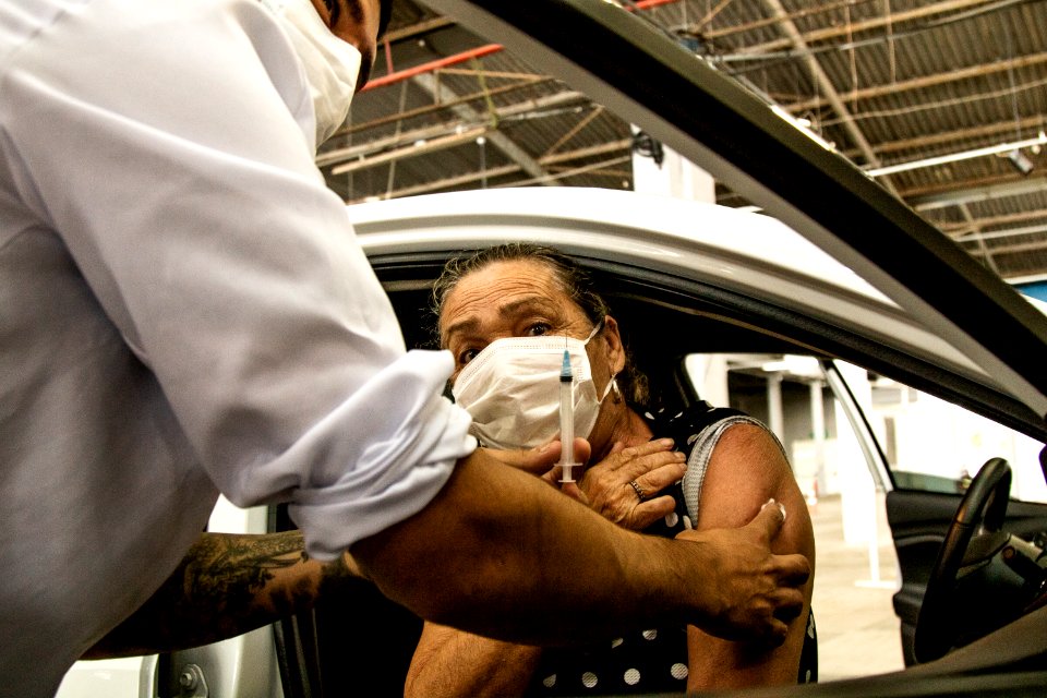 28.03.2021 - Drive-thru para 1ª dose dos idosos com 72 anos - Foto Michel Corvello