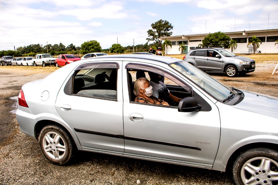 14.03.2021 - Drive-thru para vacinação de idosos com 79 anos - Foto Michel Corvello