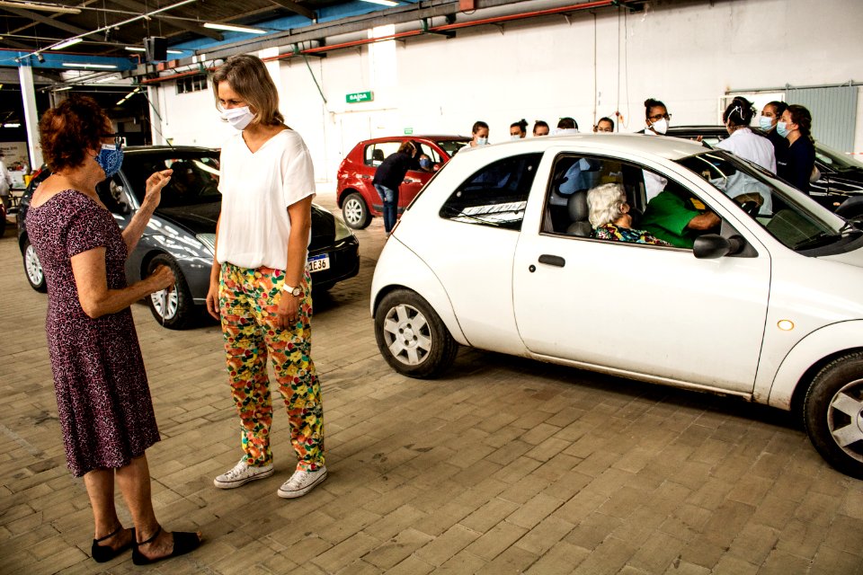 14.03.2021 - Drive-thru para vacinação de idosos com 79 anos - Foto Michel Corvello