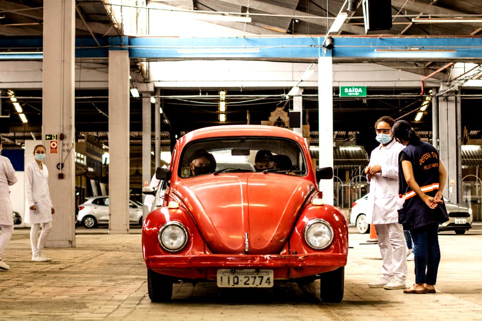 28.03.2021 - Drive-thru para 1ª dose dos idosos com 72 anos - Foto Michel Corvello
