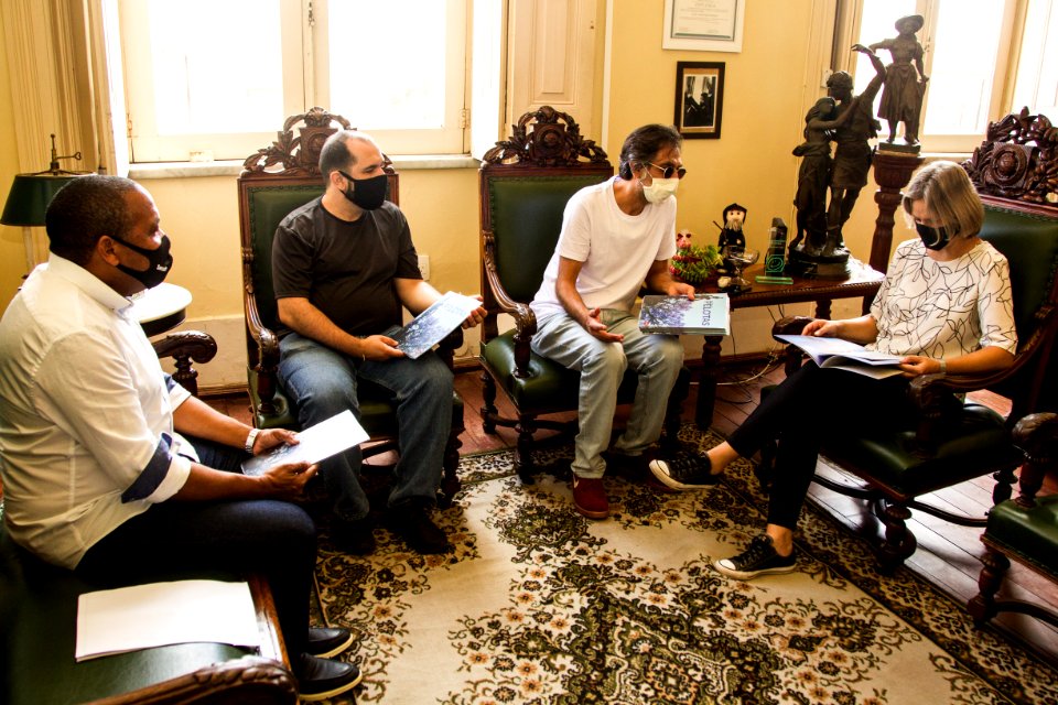 14.01.2021 - Entrega do álbum de figurinhas sobre Pelotas, por Duda Keiber - Foto: Gustavo Vara