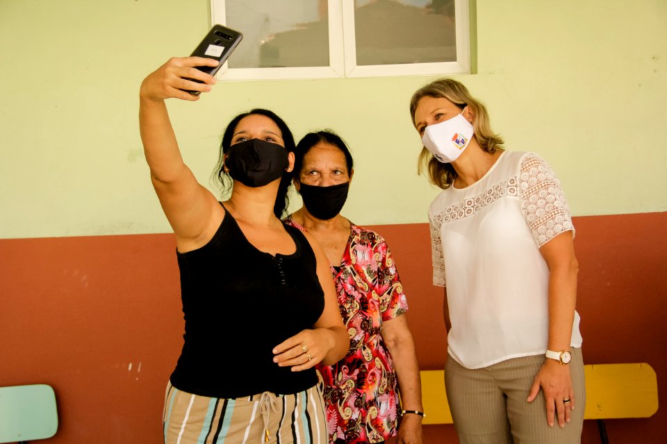 03.03.2021 Prefeita Paula Mascarenhas acompanha vacinação de idosos nas escolas Foto Rodrigo Chagas