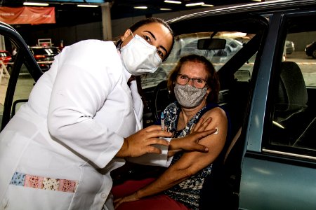 28.03.2021 - Drive-thru para 1ª dose dos idosos com 72 anos - Foto Michel Corvello