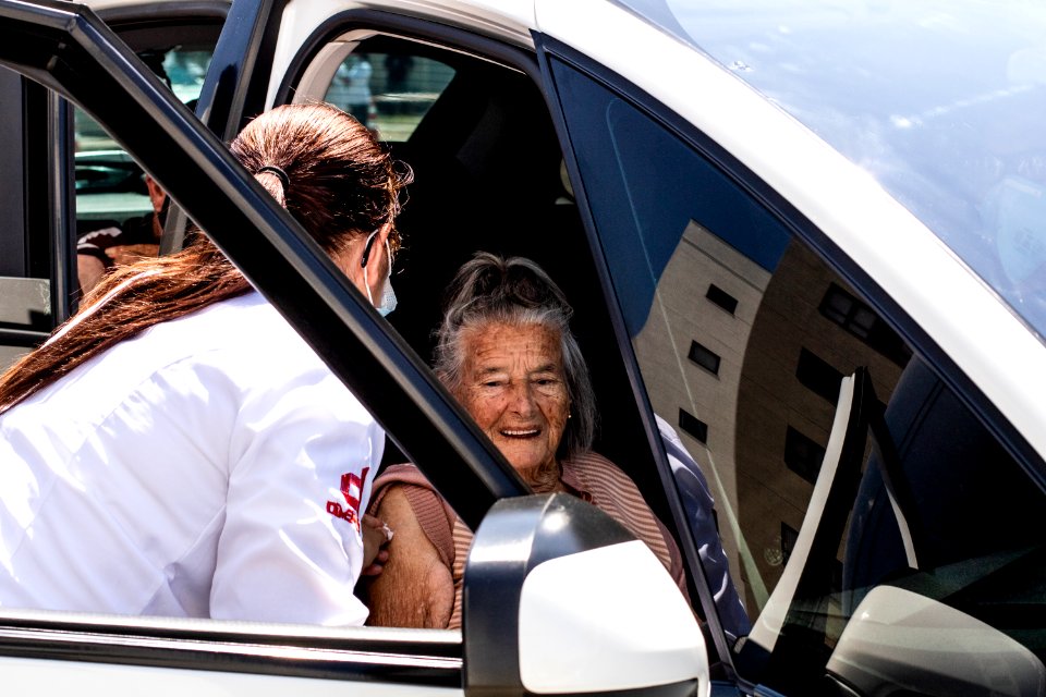 13.03.2021 - Prefeita Paula Mascarenhas visita a vacinação via drive-thru para 2ª dose de idosos com 85+ - Foto Michel Corvello