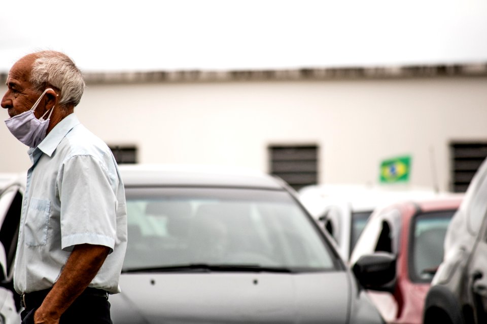 28.03.2021 - Drive-thru para 1ª dose dos idosos com 72 anos - Foto Michel Corvello