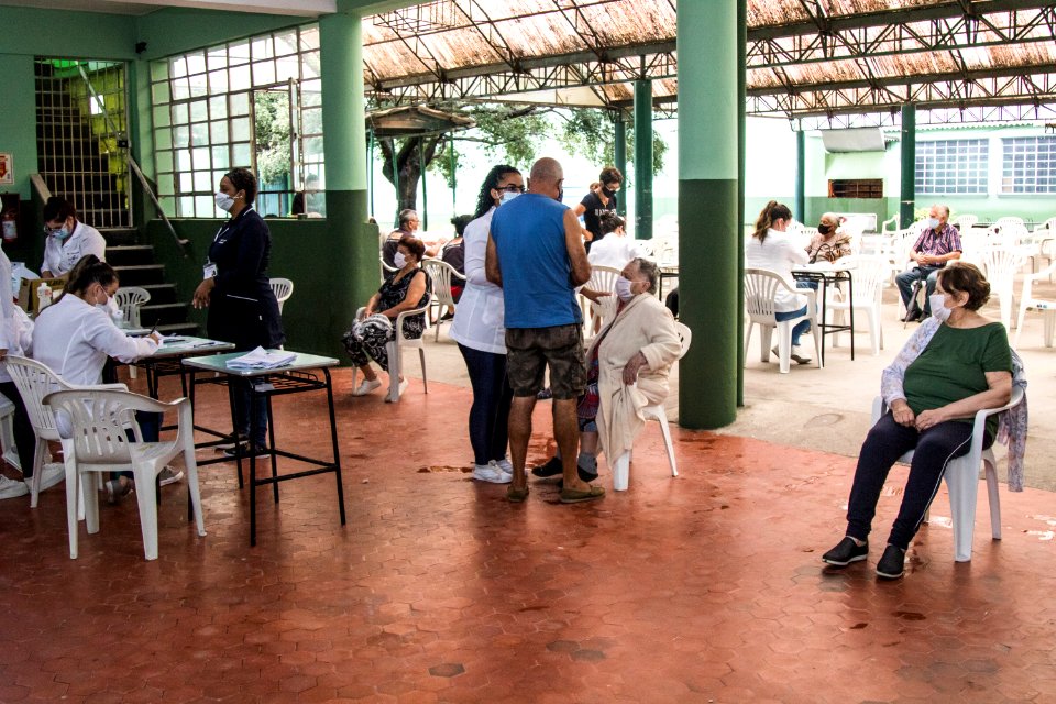 26.03.2021 - Vacinação dos idosos com 74 anos nas escolas - Foto Michel Corvello