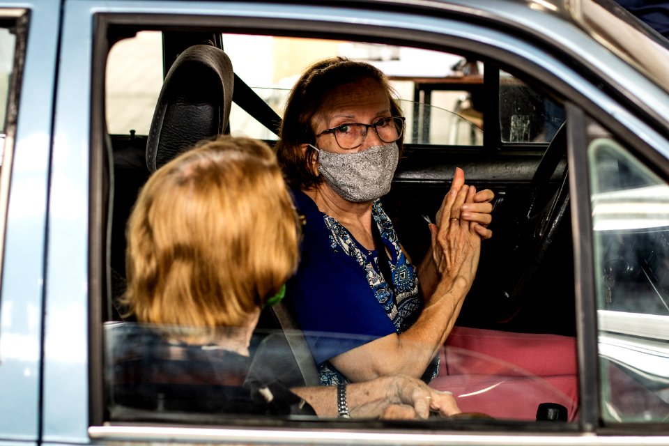 28.03.2021 - Drive-thru para 1ª dose dos idosos com 72 anos - Foto Michel Corvello